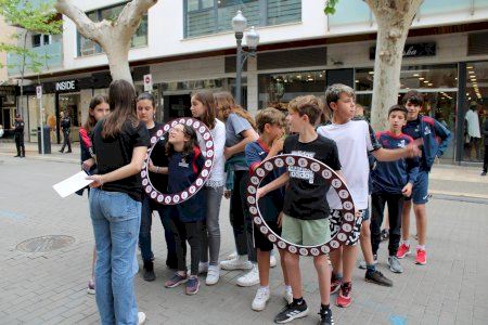 Un 'pasapalabra' o un Scrabble en la calle: la original idea de un pueblo de Alicante para animar a sus vecinos a hablar valenciano