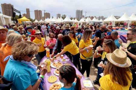 Cerca de 4.800 peñistas de Benidorm celebran la Acampada de las Peñas más participativa