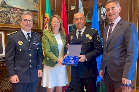 Carrasco entrega una placa commemorativa a l'intendent de la Policia Local Javier Brenes amb motiu de la seua jubilació