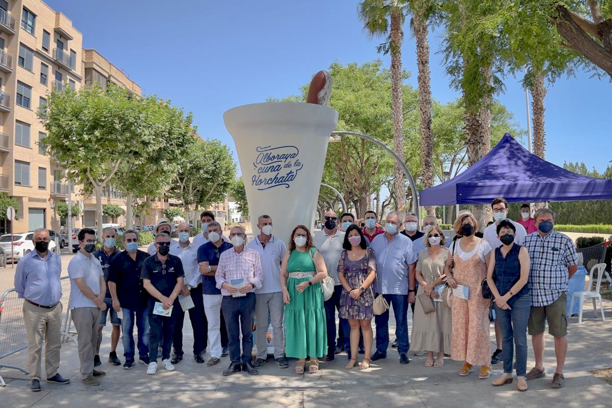 Reparto de horchata y fartons en los tres núcleos de Alboraya para