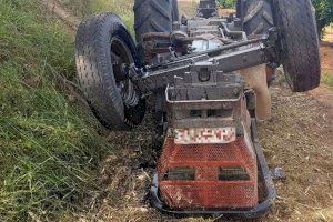 Muere Un Hombre De A Os Al Volcar Con Un Tractor En Benasau Alicante