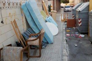 Atención a los vecinos de Sant Joan d'Alacant: Multas de hasta 750 euros por no recoger las heces o sacar la basura fuera de hora
