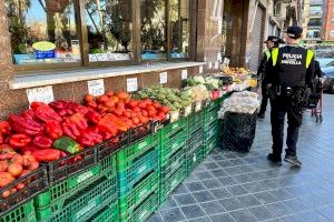 Xirivella inicia una campaña informativa para evitar la ocupación de las aceras por las fruterías