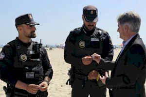 El alcalde de Orihuela homenajea a los dos agentes de la Policía Local