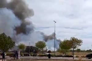 Bomberos y agentes forestales movilizados para combatir un incendio en el Camí Caminàs de Castellón