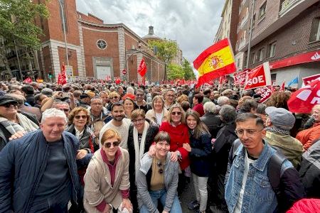 Centenares de cargos y militantes del PSPV de Castellón viajan a Madrid para mostrar su apoyo a Pedro Sánchez