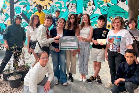 Los grupos de participación del Casal Jove entregan la recaudación del mercado solidario del libro a la asociación El Refugio de Tula