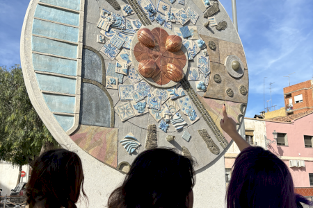 El mural ceràmic inspirat en la UNESCO llueix al costat de l’Oficina de Turisme de Manises
