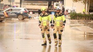 Els bombers treballen al parking del Centre Comercial Bonaire