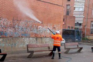 Los agricultores de Riba-roja se suman a las tareas de desinfección de las calles del casco urbano y de las urbanizaciones con sus tractores y máquinas pulverizadoras