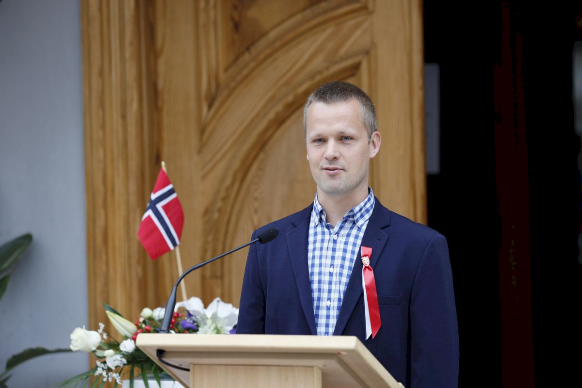 Previsión Indirecto Injusticia La bandera noruega ondea en la fachada del Ayuntamiento de l'Alfàs