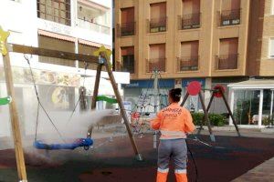 Continúan las rutinas de limpieza y desinfección de espacios infantiles en Peñíscola