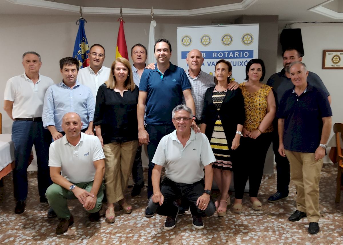 El club Rotary La Vall d'Uixo entrega su donación al proyecto Anem