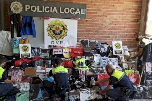 La unidad Fox de la Policía Local de Alicante desmantela un punto de venta de ropa  falsificada en el mercado de Babel