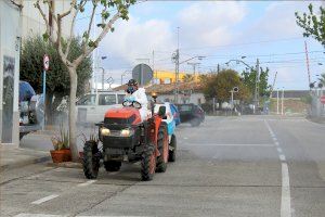 El Ayuntamiento de Novelda, con la colaboración de los agricultores locales, retoma las tareas de desinfección de la vía pública