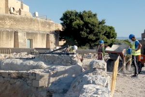 La restauración del Baluarte de la Mina en el castillo de Santa Bárbara de Alicante permite encontrar restos de proyectiles del siglo XVIII y un fragmento de una yesería islámica