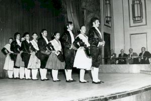 El Grup de Dances Arcude celebra les seues noces de platí