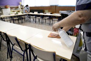 Les escoles de Paiporta incorporen huit persones de neteja de forma permanent per a tot el curs escolar