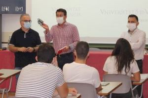 Ontinyent protegeix els seus universitaris amb mascaretes del Clúster Tèxtil Sanitari