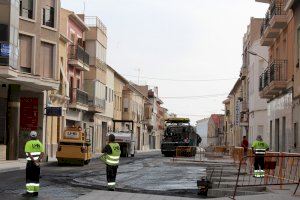 Avanzan las obras de mejora en Travessia y se inician  actuaciones en el barrio de La Garrova