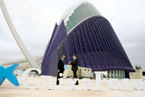 Ximo Puig visita las obras del centro cultural CaixaForum València en el Àgora