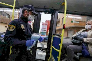 Imagen de archivo de un Policía Local repartiendo mascarillas en un autobús de Paterna