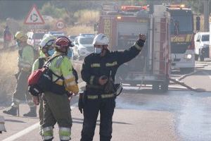 Un camió es precipita per un barranc a l'Alcora i causa un incendi forestal