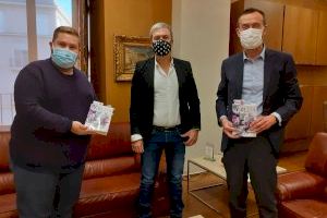 Francesc Agulló entrega al alcalde de Elche el primer ejemplar de su libro “Violeta: el monstruo al final del pasillo”