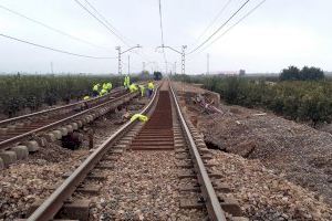 Adif trabaja ininterrumpidamente para restablecer el tráfico ferroviario en los puntos afectados por el temporal