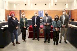 El Ayuntamiento de San Vicente firma con la Generalitat el convenio para la cesión del derecho de tanteo y retracto en materia de vivienda