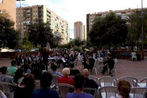 La banda de la Asociación Cultural Falla Jerónima Galés de Valencia ofrece un concierto de Cultura als barris