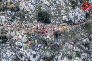 Los bomberos rescatan en helicóptero a una mujer en el Peñón de Ifach