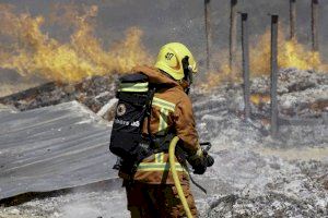 Imagen de archivo de un bombero actuando en un incendio de Fuente del Jarro