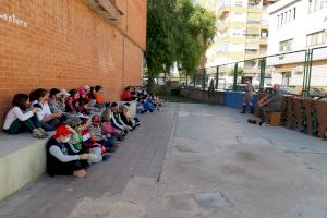 La rondalla de ‘L’Esclafamuntanyes del Garbí’ visita los patios escolares de Sagunto