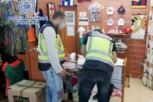 La Policía Nacional ha detenido a ocho personas en una operación contra la venta de ropa y complementos falsificados en establecimientos de Benidorm