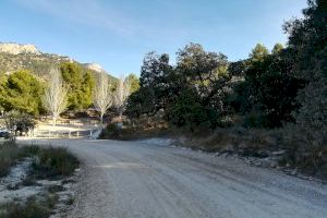 La masificación de visitantes y de coches provoca el cierre del camino de Catí a Catxuli en Petrer