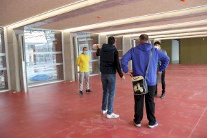 El club de Natación San Vicente y Adesavi Triatlón visitan las obras del centro del agua