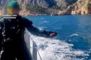 La Guardia Civil extrae casi 100 metros de redes de pesca abandonadas en la costa alicantina