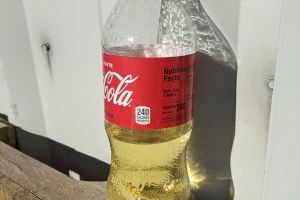 Què passa quan deixes una Coca-Cola durant un mes a el sol?