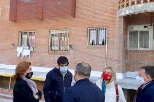 La Conselleria de Vivienda visita las obras de regeneración y mejora de espacios comunes en el grupo Asunción Cruañes de Almoradí