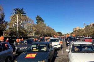 Un millar de vehículos bloquean el centro de Valencia para protestar contra la Ley Celaá