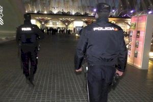 La Policia sanciona 10 locals a València per utilitzar cachimbes, permetre balls o excedir l'aforament