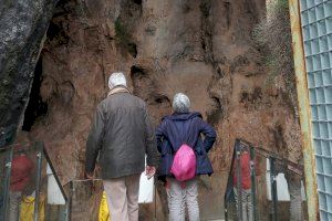 La UNED Sénior visita el yacimiento arqueológico de la Cueva del Parpalló