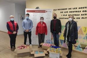 L'Agrupació de Ciutadans lliura la seua recollida d'aliments a Creu Roja Vila-real