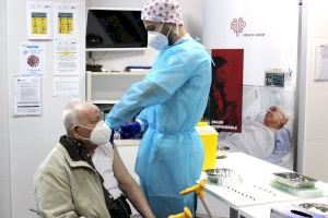 César, de 90 años, primer vacunado en el Departamento de Salud del Vinalopó