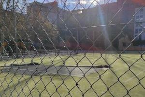 Compromís pide explicaciones por la paralización de la reparación de la pista de tenis del parque Valterna Sur