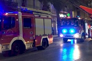 Los bomberos extinguen de madrugada un incendio en la cocina de una vivienda con un herido por inhalación de humo en Alicante