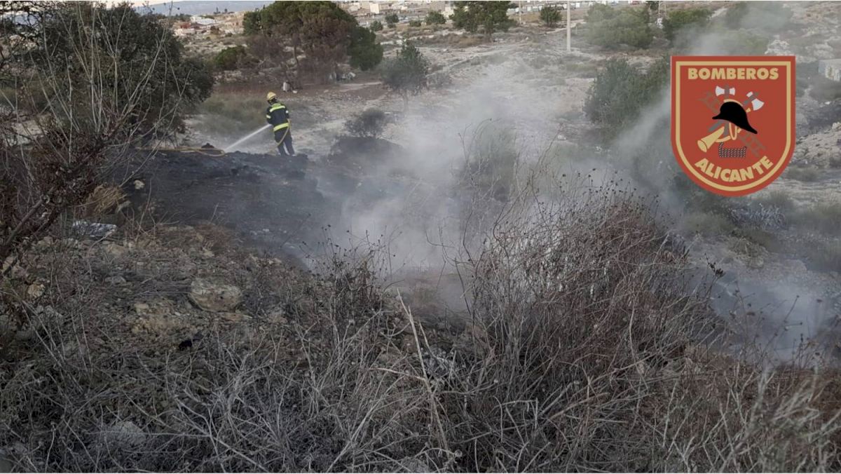 Los Bomberos Del SPEIS Extinguen Un Incendio En Una Zona Montañosa ...