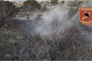 Los Bomberos del SPEIS extinguen un incendio en una zona montañosa junto a la avenida de Jaime I en Alicante