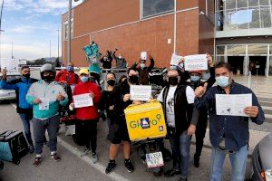 Los repartidores de Gandia hacen su recorrido más reivindicativo y ruidoso contra la ley de ‘riders’